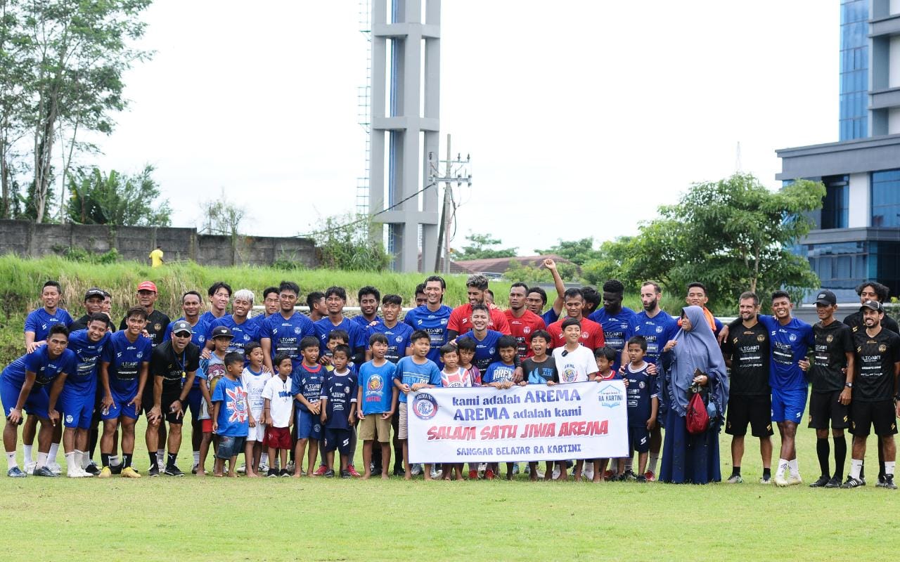 Serbu Latihan Arema FC, Anak-anak Sanggar R.A Kartini Dapatkan Motivasi dari Adilson Maringa 