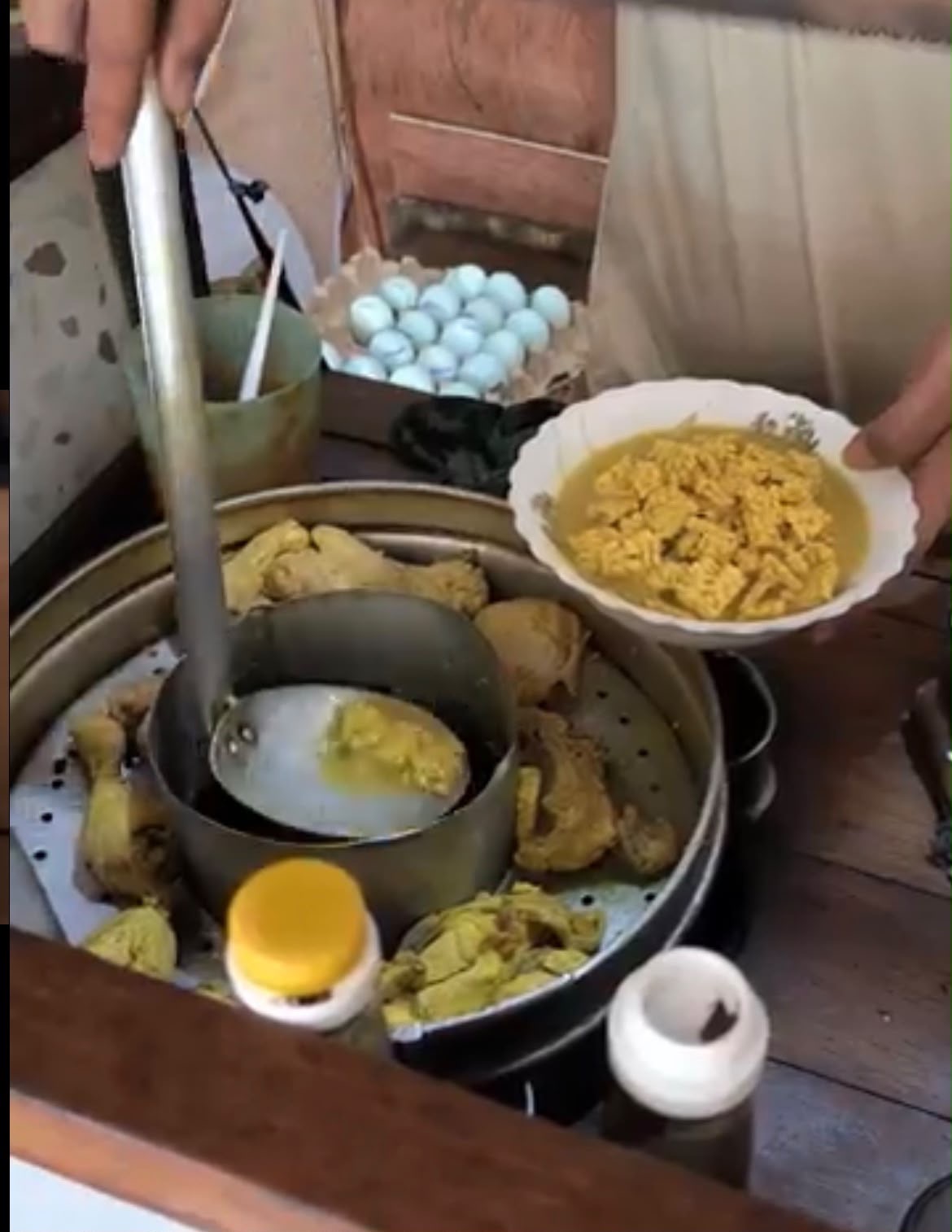 Orem-Orem Arema: Kuliner Legendaris Malang dengan Ketupat Besar dan Kuah Santan Gurih Sejak 1995